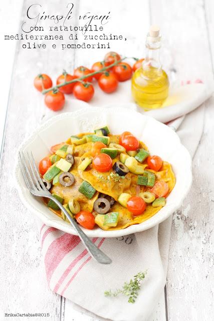 Girasoli vegani alle verdure grigliate con ratatouille mediterranea di zucchine, olive e pomodorini