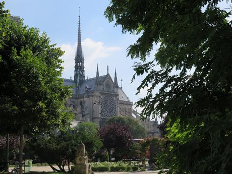 Parigi - Saint Julien le Pauvre  e  Square René Viviani. Dove lo smartphone è sconosciuto