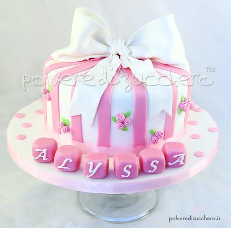 torta battesimo bianco e rosa bimba cake design fiocco rose in pasta di zucchero polvere di zucchero