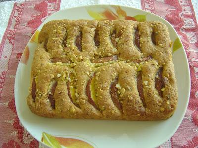 Torta con pesche, pistacchi e mandorle