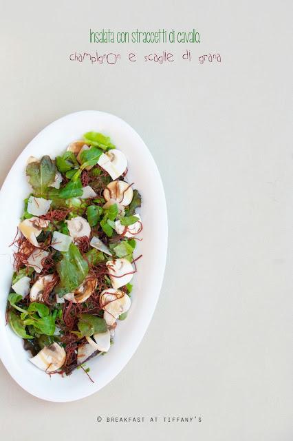 Insalata con straccetti di cavallo, champignon e scaglie di grana / Salad with beef strips, button mushrooms and flakes of Parmesan cheese