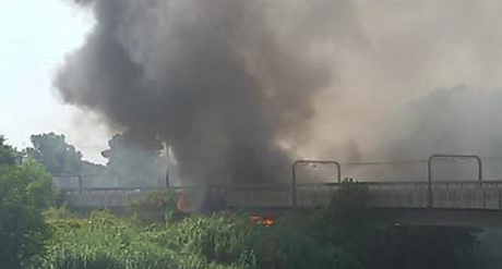 Metro strade bloccate l'ennesimo incendio insediamento. stampa locale sono solo 