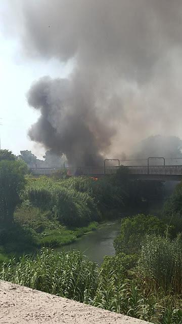Metro strade bloccate l'ennesimo incendio insediamento. stampa locale sono solo 
