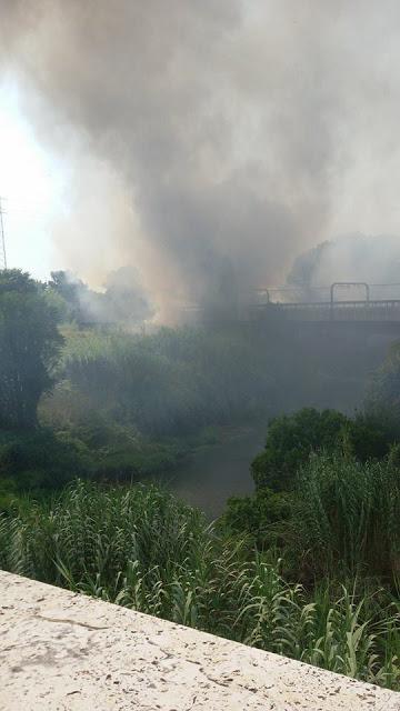 Metro strade bloccate l'ennesimo incendio insediamento. stampa locale sono solo 