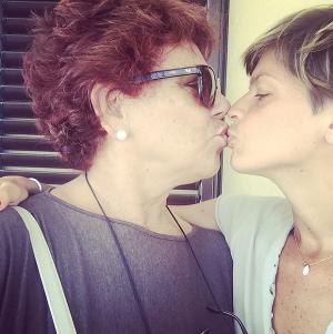 1438853188_alessandra_amoroso_bacio_con_la_mamma