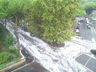 La schiuma sulle strade. Durante i giorni di pioggia va sull'asfalto, durante gli altri giorni nei vostri polmoni