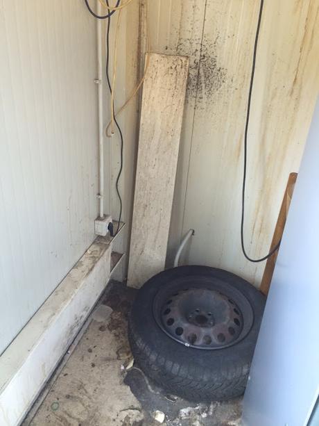 Foto ributtanti. Ecco come i tassisti sono costretti a lavorare a Ciampino