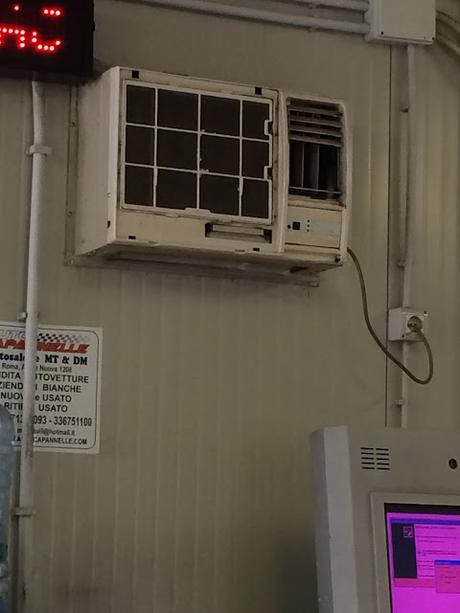 Foto ributtanti. Ecco come i tassisti sono costretti a lavorare a Ciampino