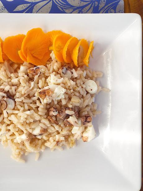 Insalata di riso freddo con polpetti