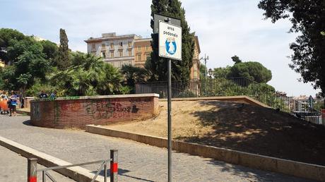 Cerchi la zona più sciatta di una città super sciatta? Vai di fronte al Colosseo sulla straordinaria terrazza panoramica...