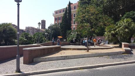 Cerchi la zona più sciatta di una città super sciatta? Vai di fronte al Colosseo sulla straordinaria terrazza panoramica...