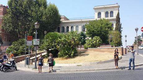 Cerchi la zona più sciatta di una città super sciatta? Vai di fronte al Colosseo sulla straordinaria terrazza panoramica...