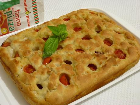 Focaccia bella soffice e alta, con pomodorini e lievito madre