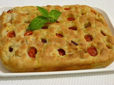 Focaccia bella soffice e alta, con pomodorini e lievito madre