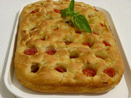 Focaccia bella soffice e alta, con pomodorini e lievito madre