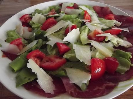 BRESAOLA INSALATA POMODORI E GRANA