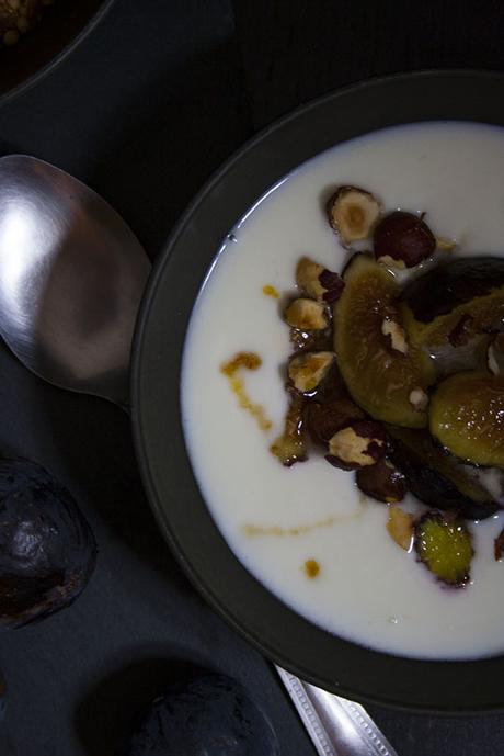 Colazione: yogurt, fichi e nocciole