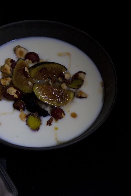 Colazione: yogurt, fichi e nocciole