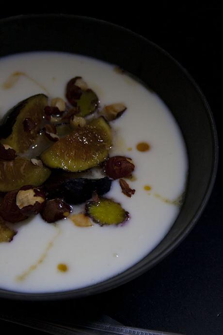 Colazione: yogurt, fichi e nocciole