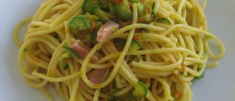 Spaghetti con zucchine in fiore e speck