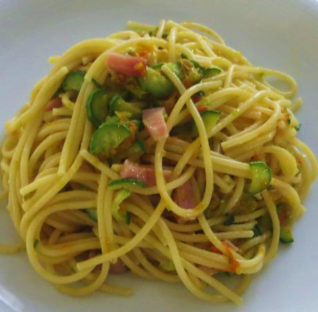 Spaghetti con zucchine in fiore e speck