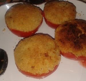 Gauradte che forma perfetta i pomodori ripieni e poi si possono fare in tantissimi modi! Look how perfect are Paola's tomatoes. You cook i many different ways!