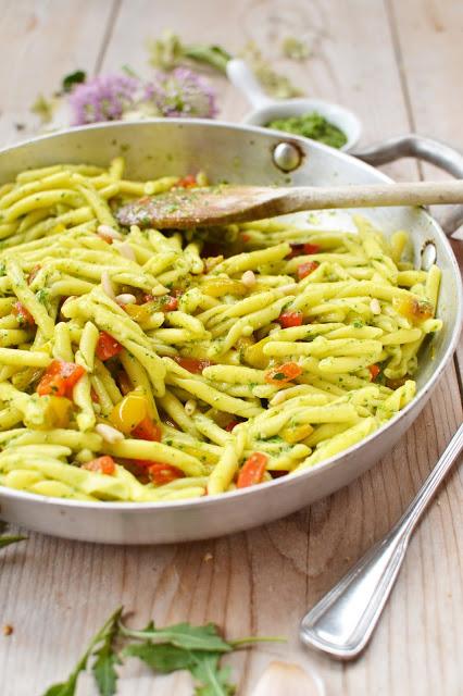 STROZZAPRETI CON PEPERONI AL PESTO DI RUCOLA