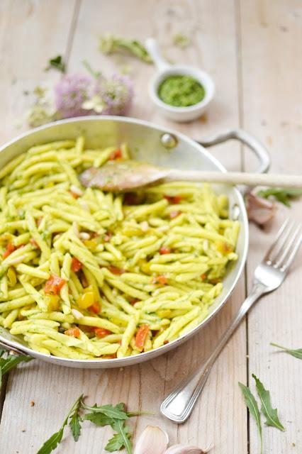 STROZZAPRETI CON PEPERONI AL PESTO DI RUCOLA