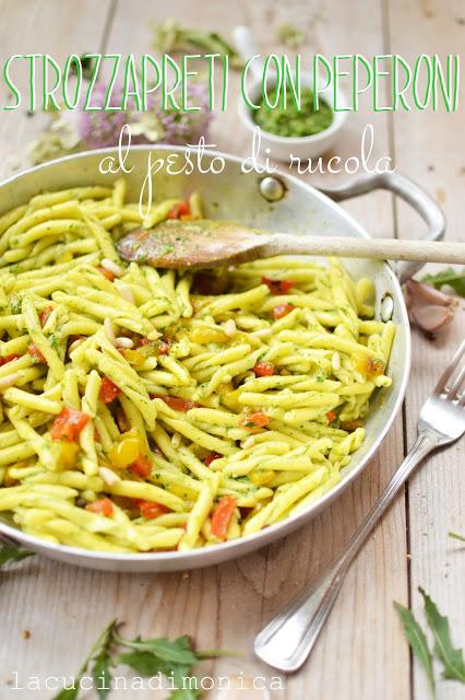 STROZZAPRETI CON PEPERONI AL PESTO DI RUCOLA