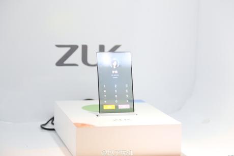 ZUK mostra un prototipo di smartphone con schermo trasparente