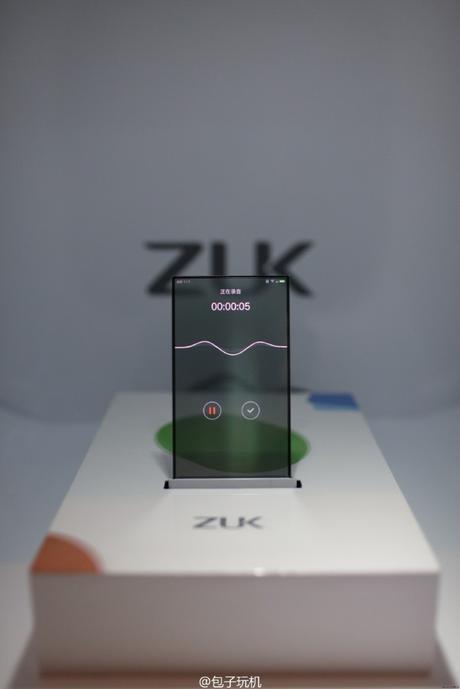 ZUK mostra un prototipo di smartphone con schermo trasparente