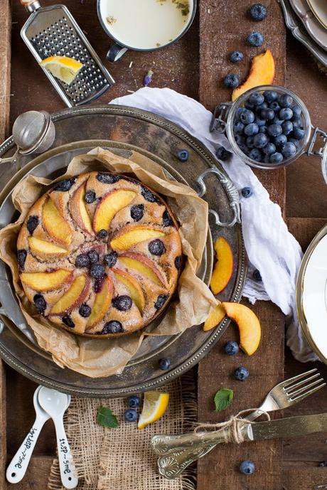 TORTA PESCHE MIRTILLI E YOGURT | VEGAN + SENZA GLUTINE