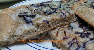 Focaccia semi integrale con cipolle (ricetta veloce)