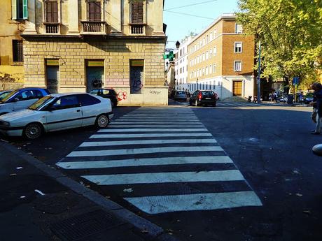 Lieti fini (forse!). La storia fuori di testa di un attraversamento pedonale a Viale Trastevere. Di fronte alla Polizia Municipale