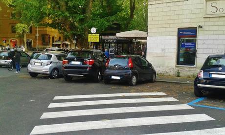 Lieti fini (forse!). La storia fuori di testa di un attraversamento pedonale a Viale Trastevere. Di fronte alla Polizia Municipale