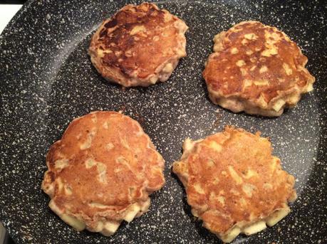 PANCAKE CON FARINA INTERGRALE E MELE SENZA UOVA