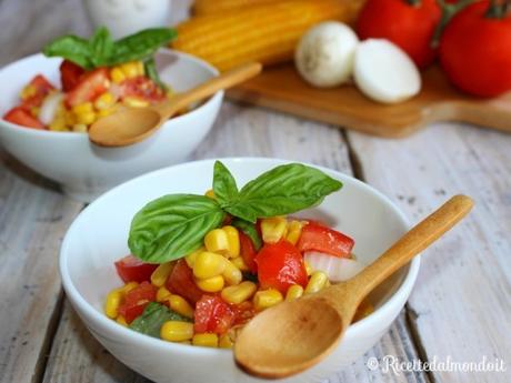 Insalata di pomodori e mais