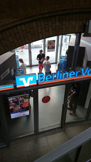 Direste mai che questo ragazzo è un controllore? Ecco come a Berlino ti fanno passare la voglia di prendere i mezzi a scrocco