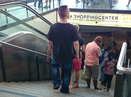 Direste mai che questo ragazzo è un controllore? Ecco come a Berlino ti fanno passare la voglia di prendere i mezzi a scrocco