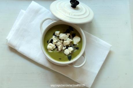 vellutata-di-piselli-alla-menta-con-cipolle-e-feta