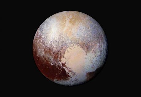 Gli scienziati del Southwest Research Institute stanno studiando i dati raccolti da New Horizons per scoprire quale sia il meccanismo che rifornisce di azoto l'atmosfera di Plutone. Questa immagine del pianeta nano aiuterà gli scienziati a rilevare le differenze nella composizione e la struttura della superficie di Plutone. I dati suggeriscono che Plutone potrebbe essere ancora geologicamente attivo.Crediti: NASA/JHUAPL/SwRI