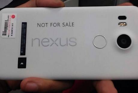 Nexus 5 (2015): nuova immagine mostra un prototipo con scanner di impronte digitali e fotocamera