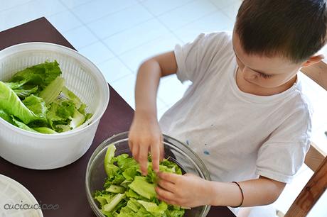 Battere il caldo estivo: Attività estive per bambini in casa, senza dover mettere piede fuori! Fare un’insalata fresca è un’attività sensoriale fantastico! www.cucicucicoo.com