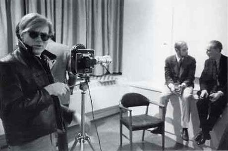 Andy Warhol con la sua telecamera e Marcel Duchamp