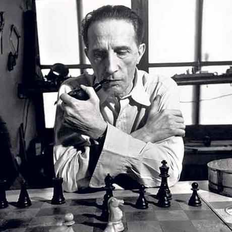 Marcel Duchamp gioca a scacchi con la pipa in bocca