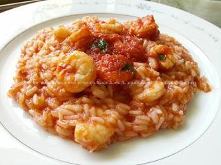 Risotto al pomodoro con gamberi.