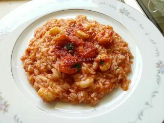 Risotto al pomodoro con gamberi.