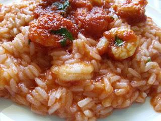 Risotto al pomodoro con gamberi.