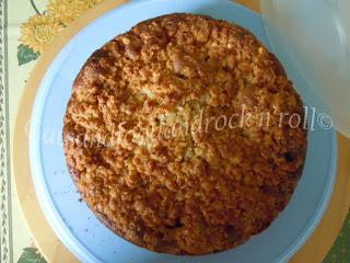 Torta vasetto alle pesche profumate al lime e zenzero, con crumble di mandorle