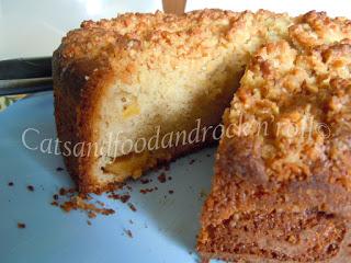 Torta vasetto alle pesche profumate al lime e zenzero, con crumble di mandorle